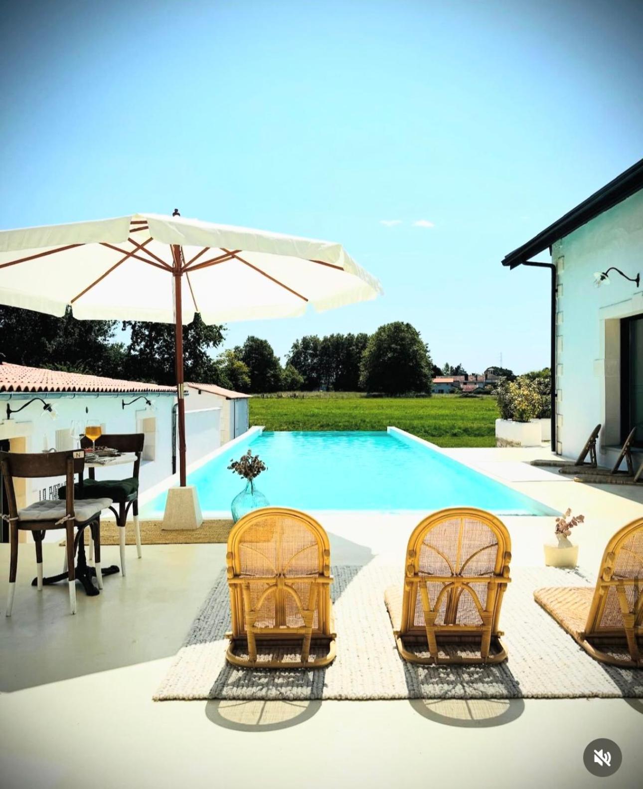 Garage - Piscine Et Terrasse